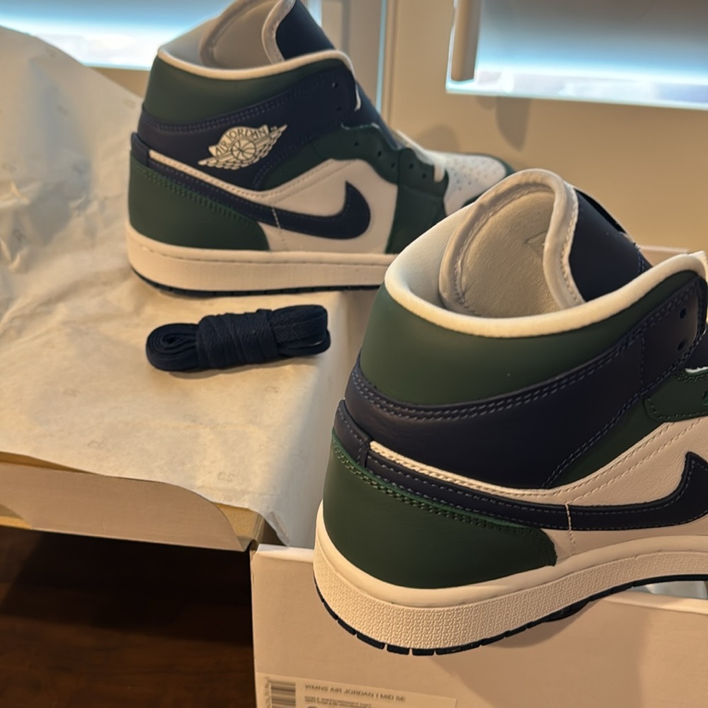 Womens NIKE JORDAN - Picture 6 of 7